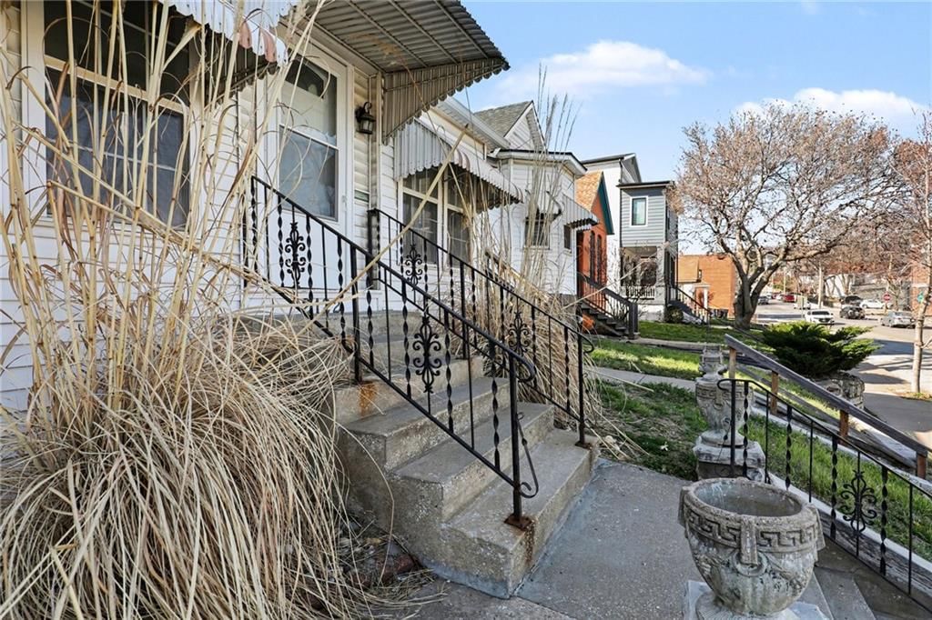 2122 Summit Street — photo 5