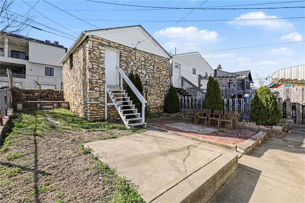 2122 Summit Street — photo 6