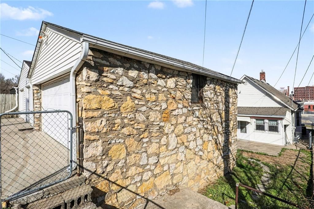 2122 Summit Street — photo 7