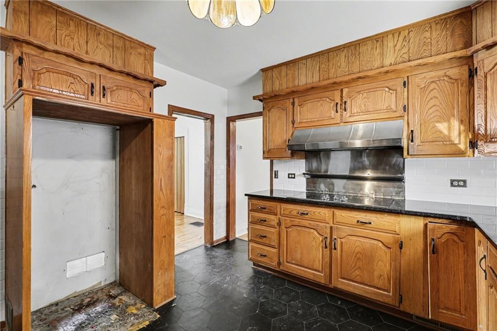 2122 Summit Street — photo 16