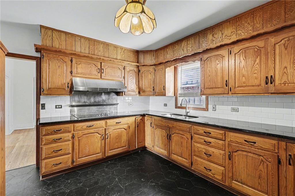 2122 Summit Street — photo 18