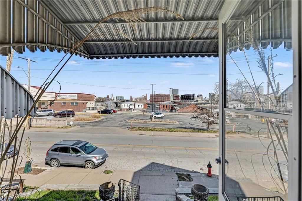 2122 Summit Street — photo 30