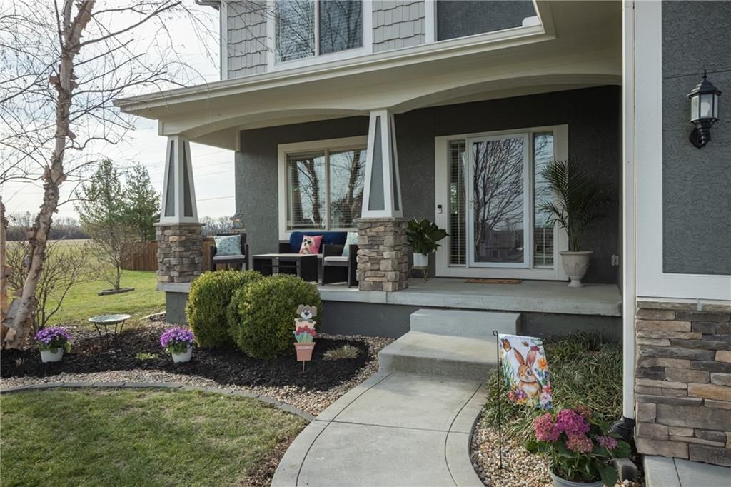 104 SW Greenbriar Drive — photo 2