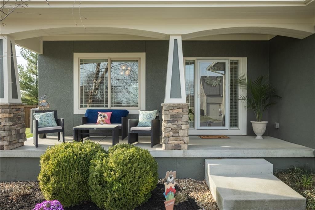 104 SW Greenbriar Drive — photo 3