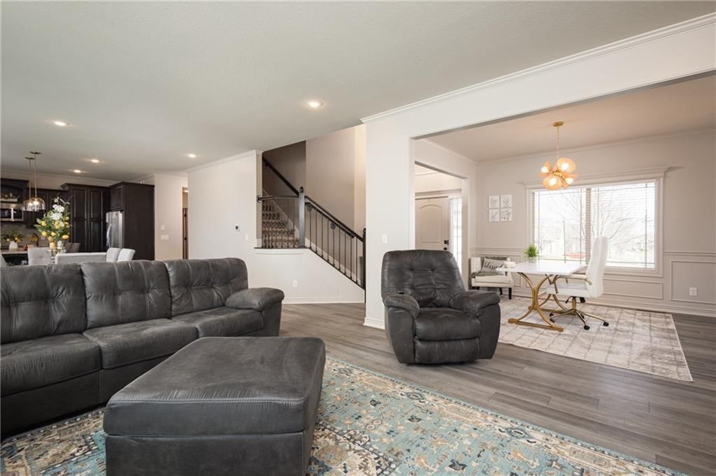 104 SW Greenbriar Drive — photo 9