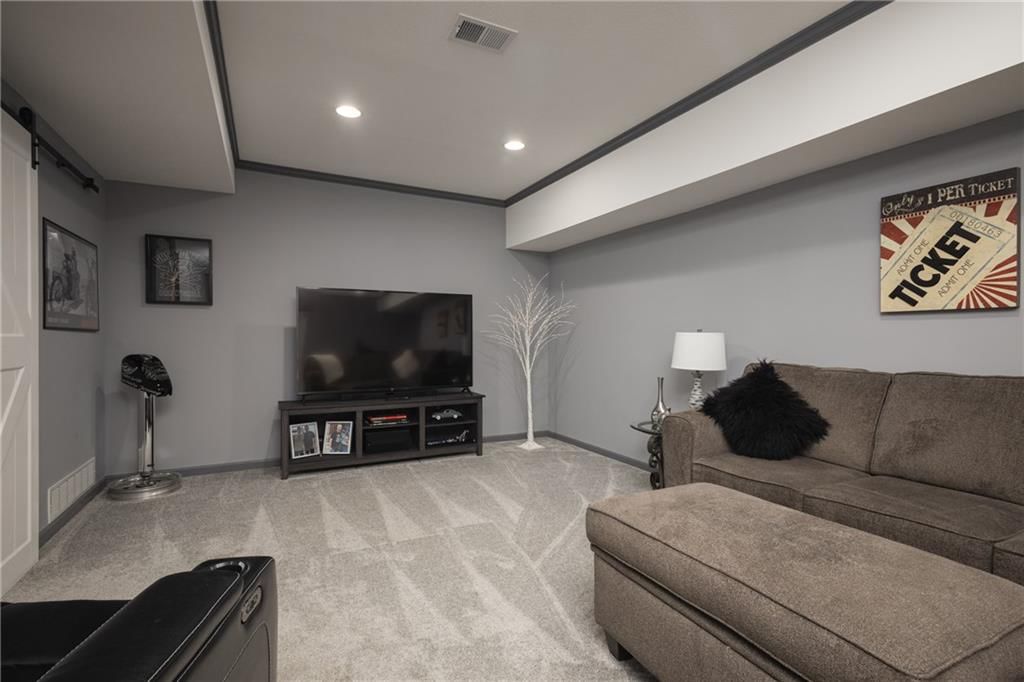 104 SW Greenbriar Drive — photo 33