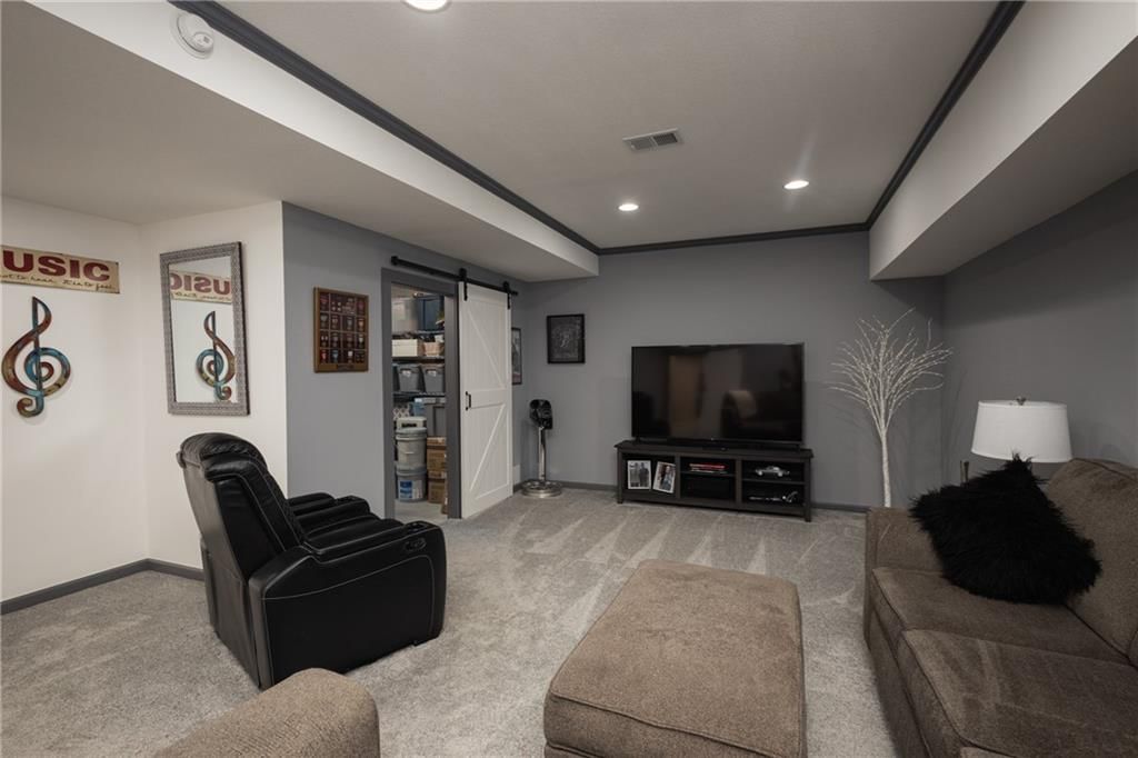 104 SW Greenbriar Drive — photo 34
