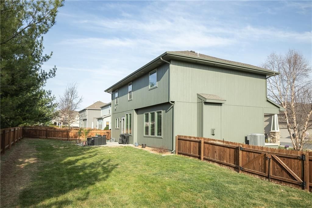 104 SW Greenbriar Drive — photo 44