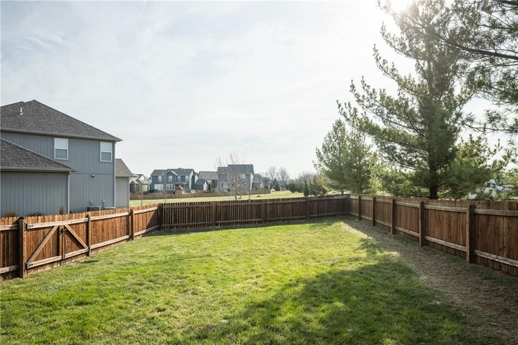 104 SW Greenbriar Drive — photo 45