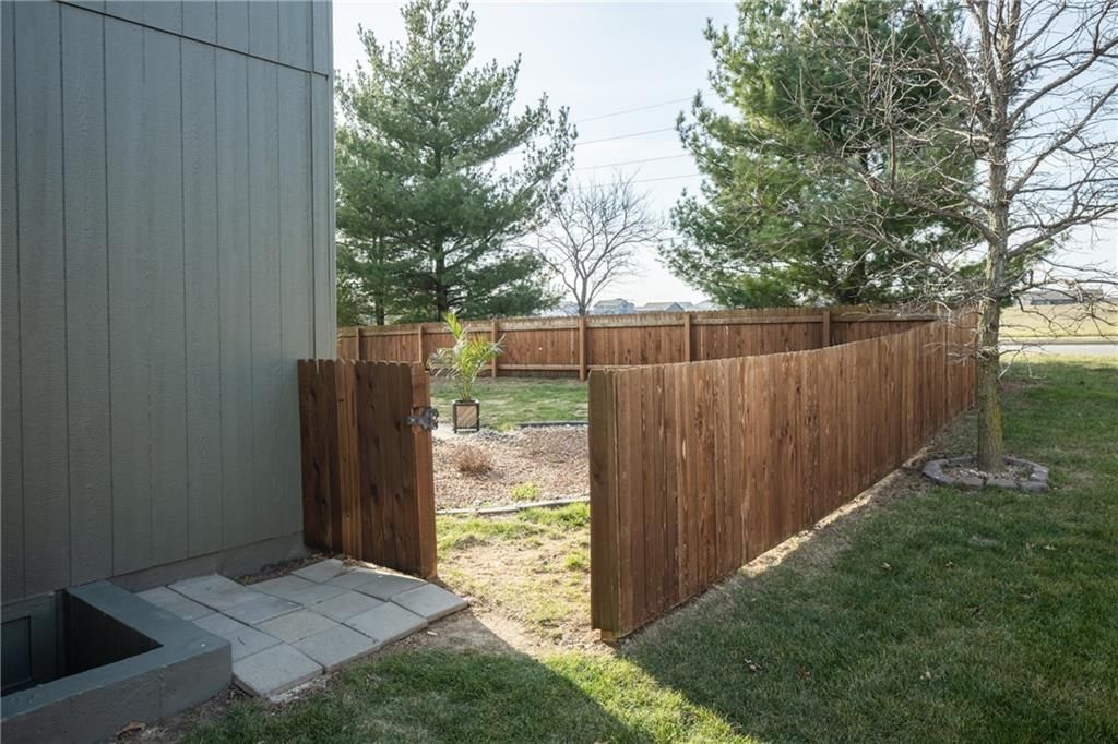 104 SW Greenbriar Drive — photo 46