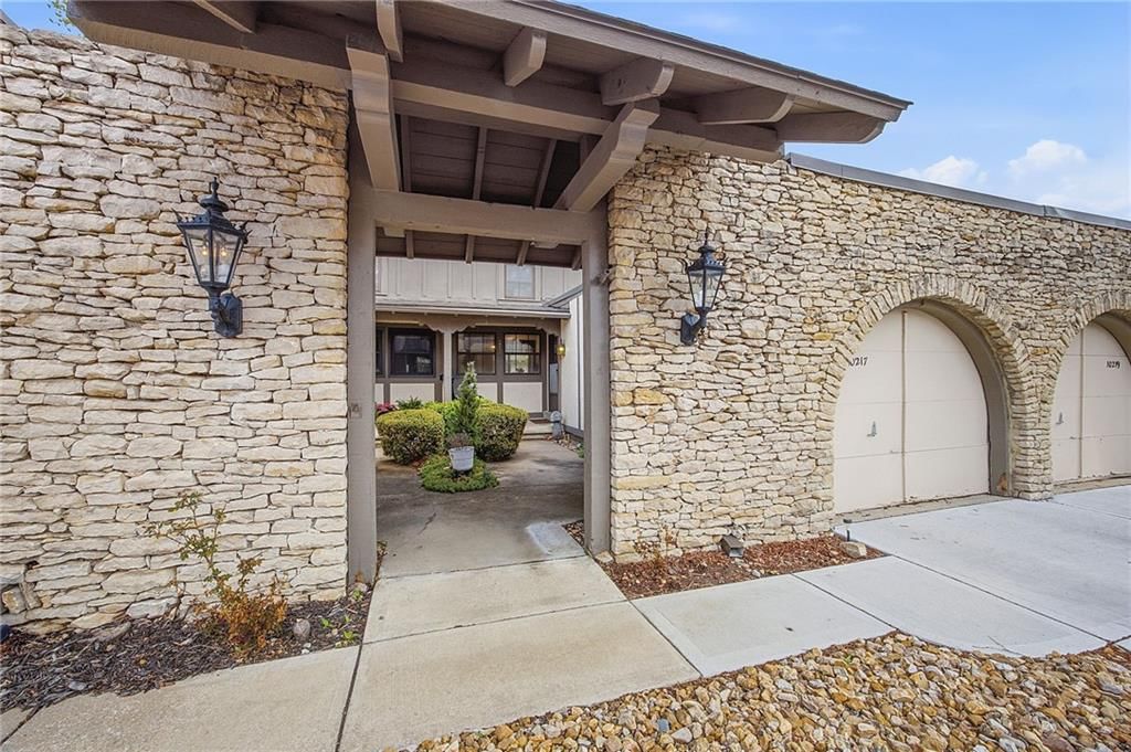 10217 Conser Street — photo 2