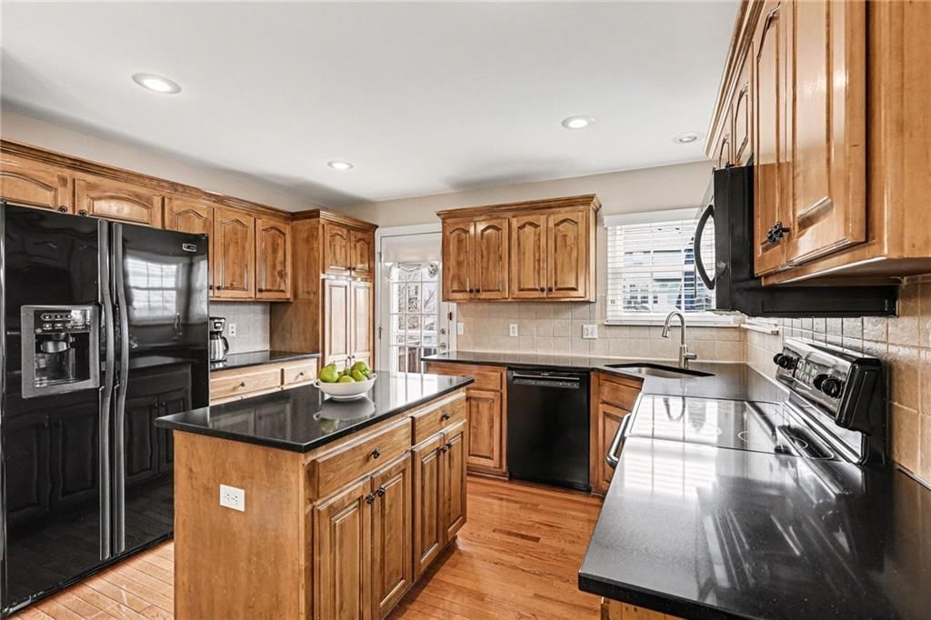 5815 Lakecrest Drive — photo 6