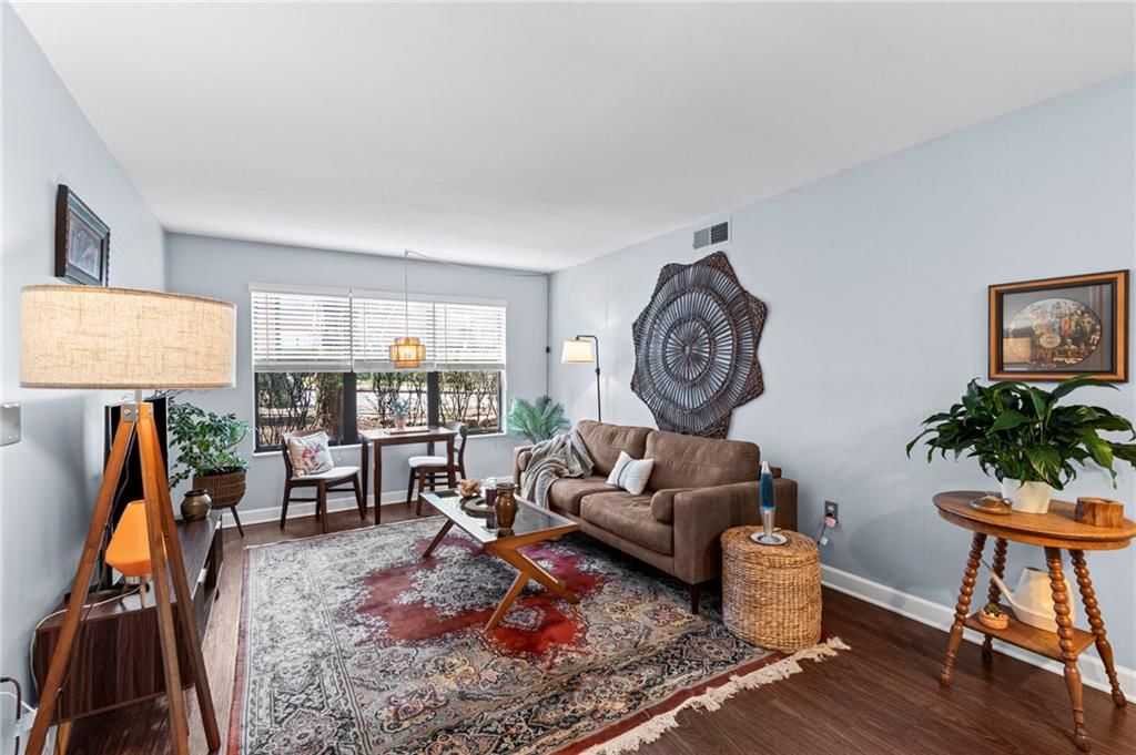 925 Washington Street — photo 1