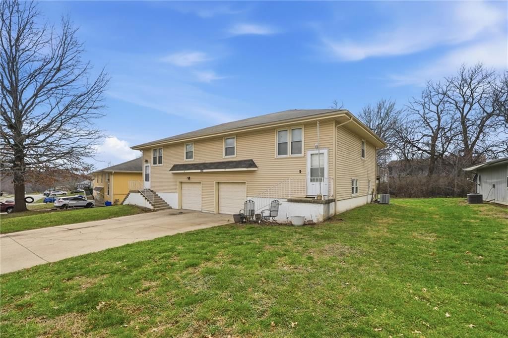 802 NE Banner Drive — photo 2