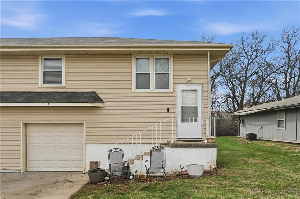 802 NE Banner Drive — photo 3