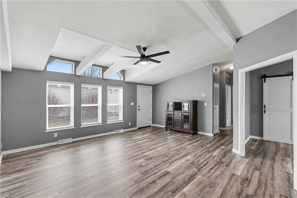 1002 NE White Oaks Lane — photo 2