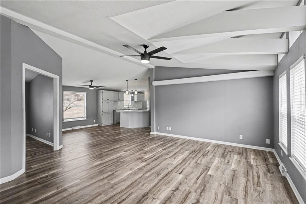 1002 NE White Oaks Lane — photo 3