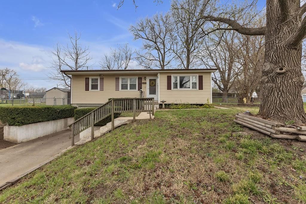 3520 S 41st Terrace — photo 1