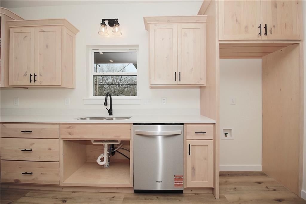 410 E 6th Avenue — photo 9