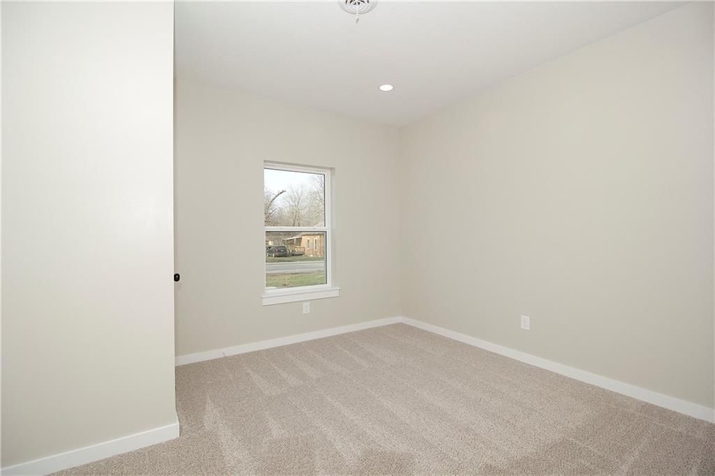 410 E 6th Avenue — photo 15