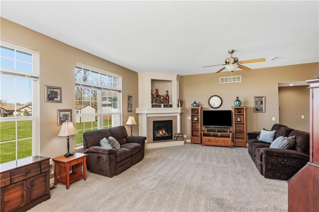 901 Tall Grass Drive — photo 2