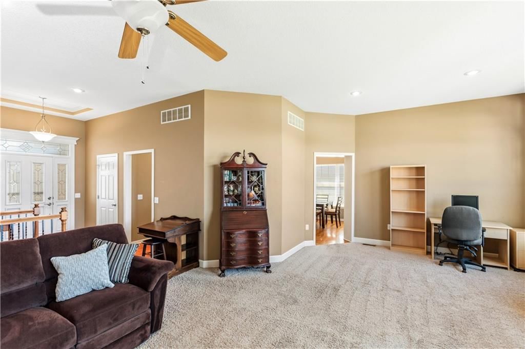 901 Tall Grass Drive — photo 3