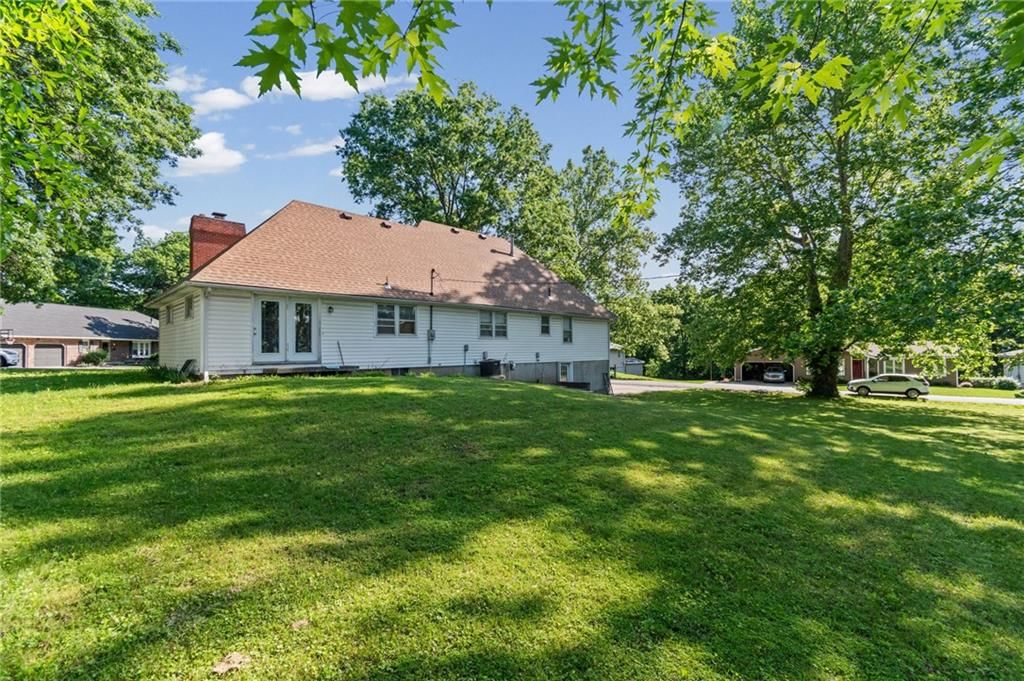 211 Rothrock Avenue — photo 27