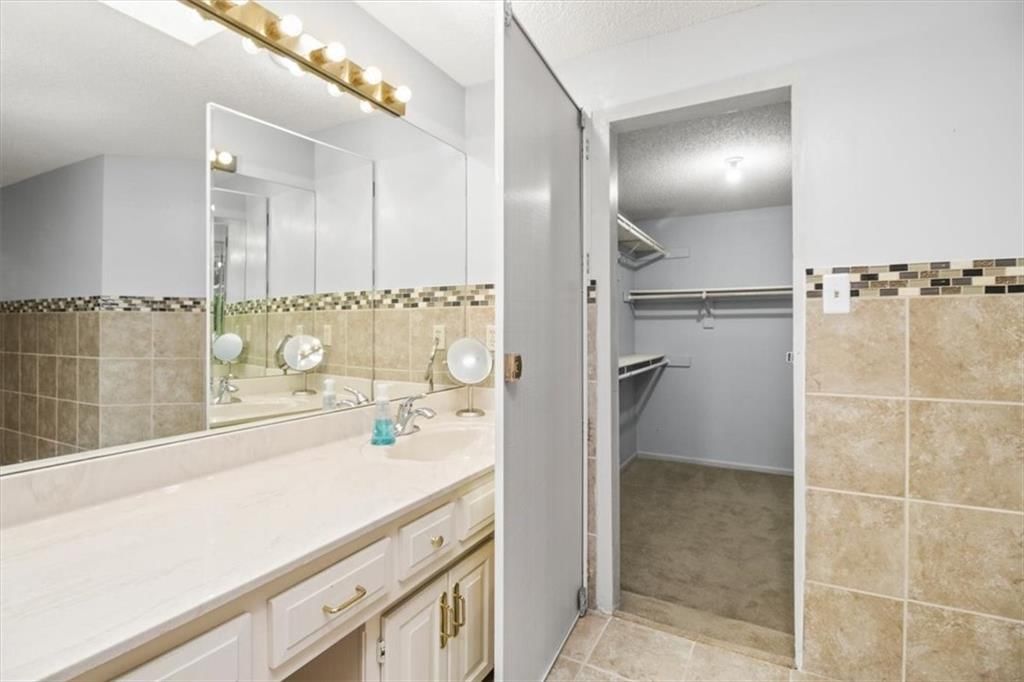 611 NE La Costa Street — photo 25