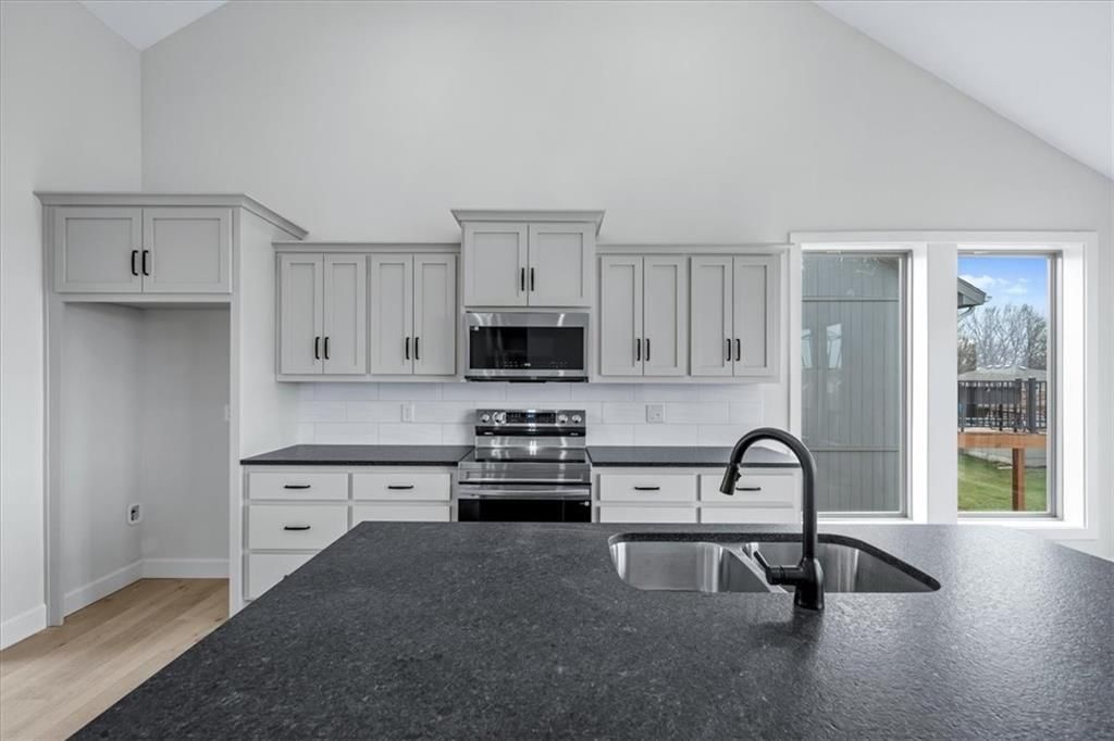 205 NE Hoot Owl Street — photo 2
