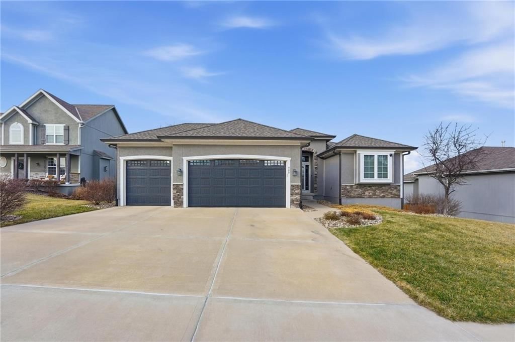 909 SE Forest Ridge Court, Blue Springs, MO