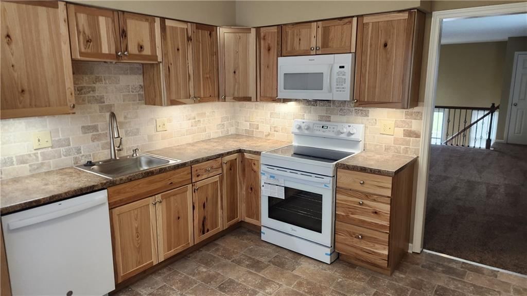 8736 N HULL Avenue — photo 2