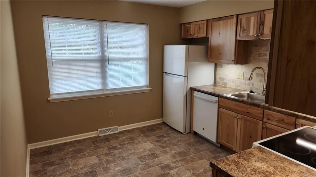 8736 N HULL Avenue — photo 3