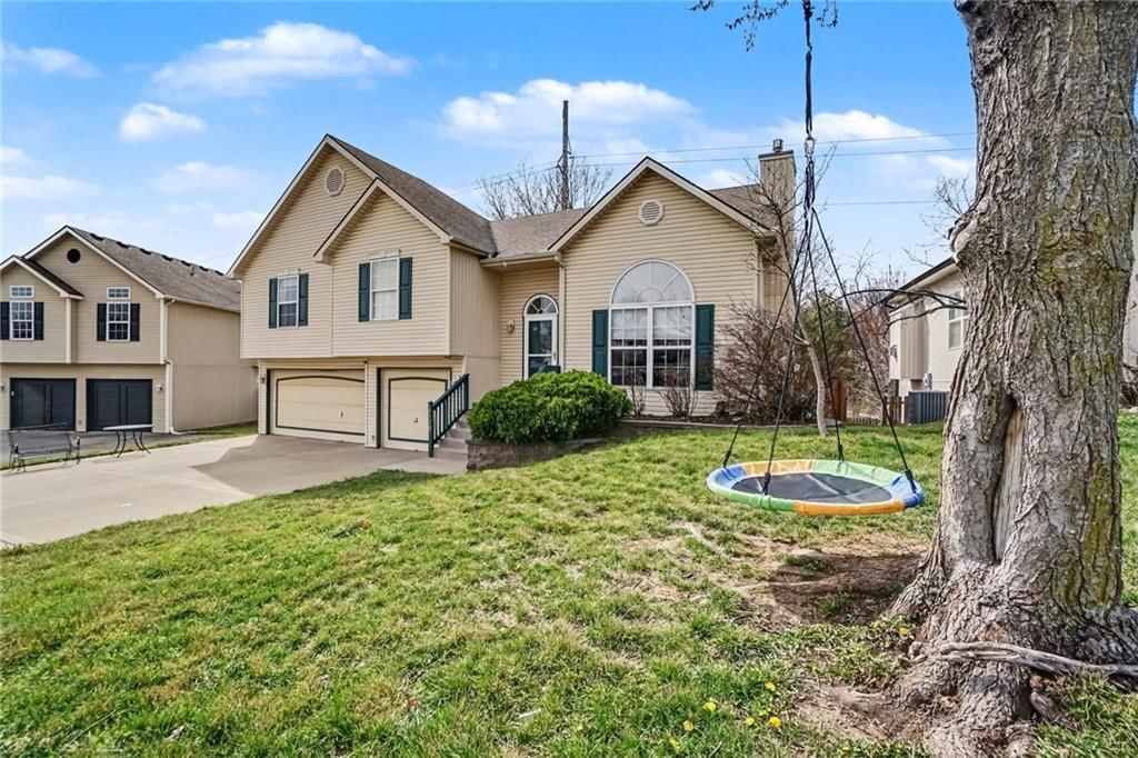 8528 N AVA Avenue — photo 3