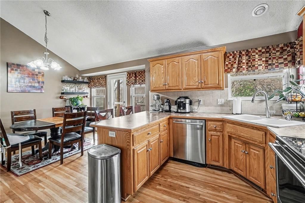 8528 N AVA Avenue — photo 9