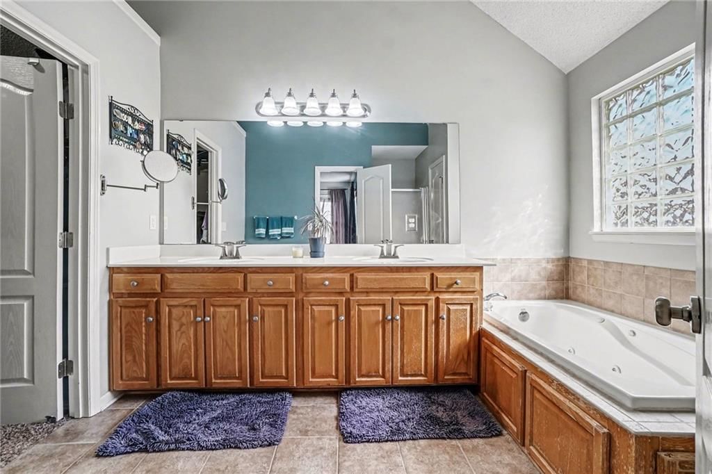 8528 N AVA Avenue — photo 16