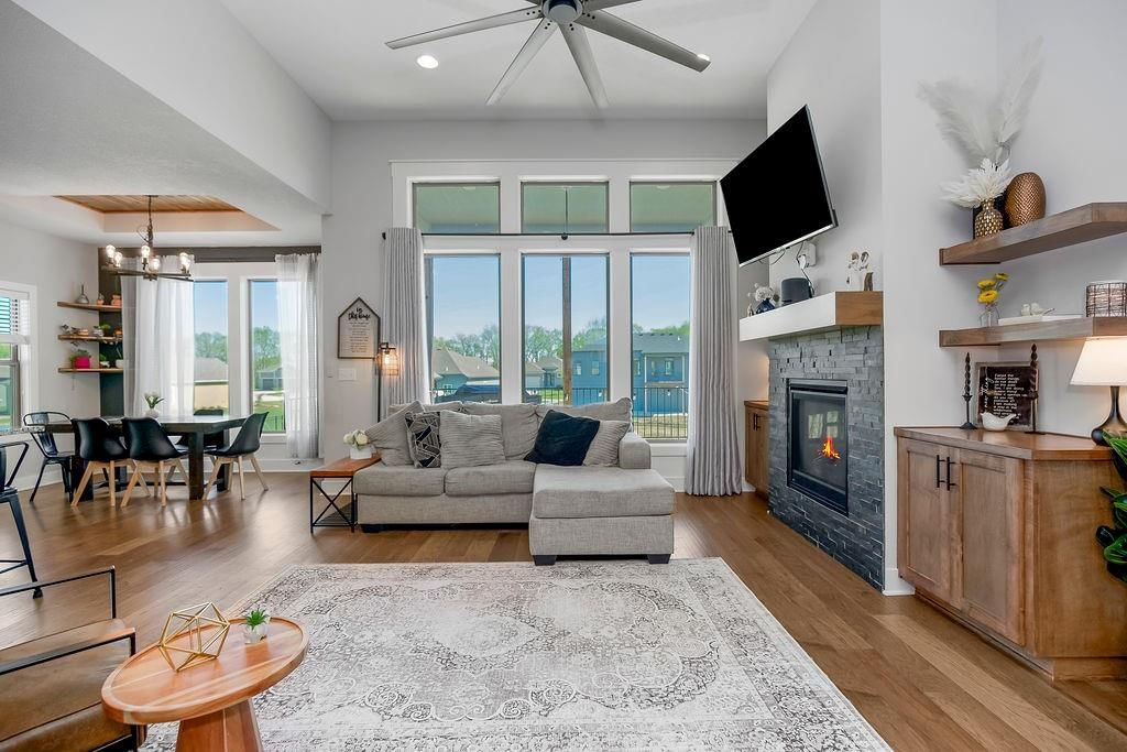 807 W Solomon Drive — photo 2
