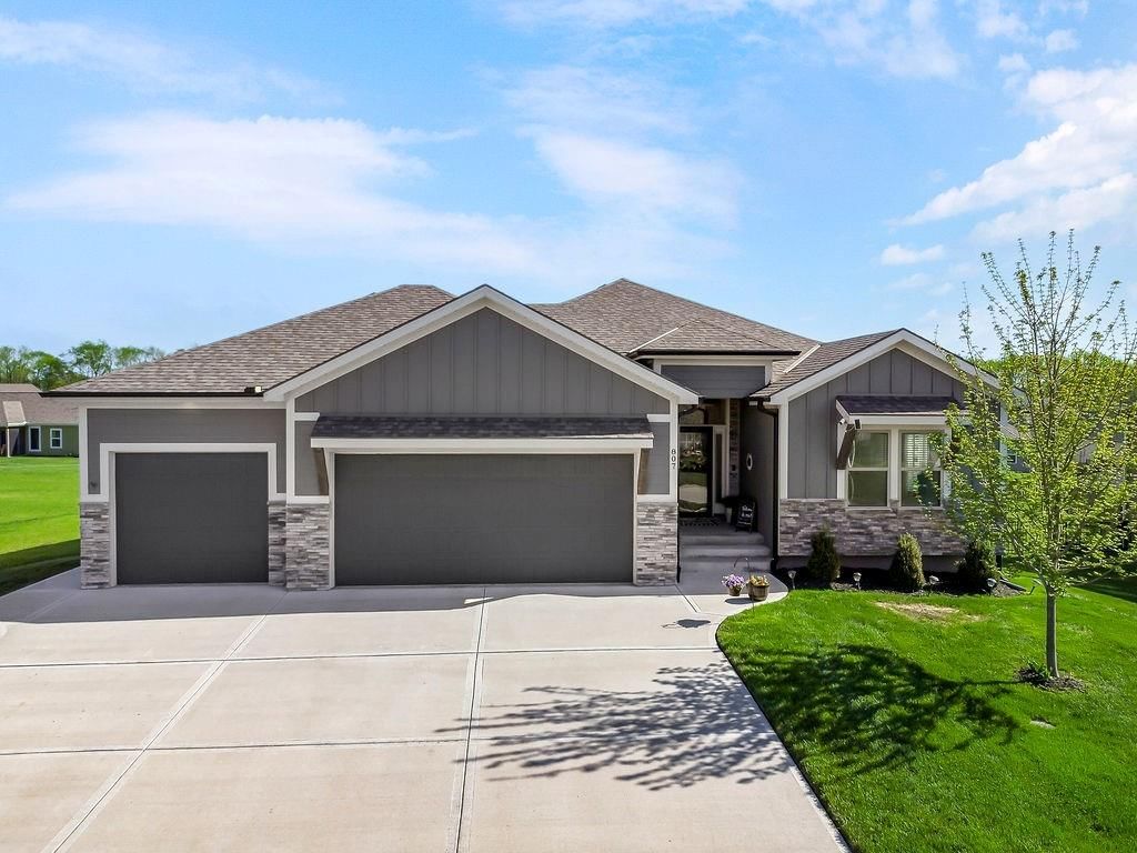 807 W Solomon Drive — photo 3