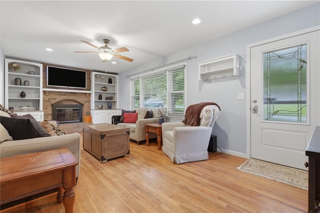 1922 N Redwood Drive — photo 5