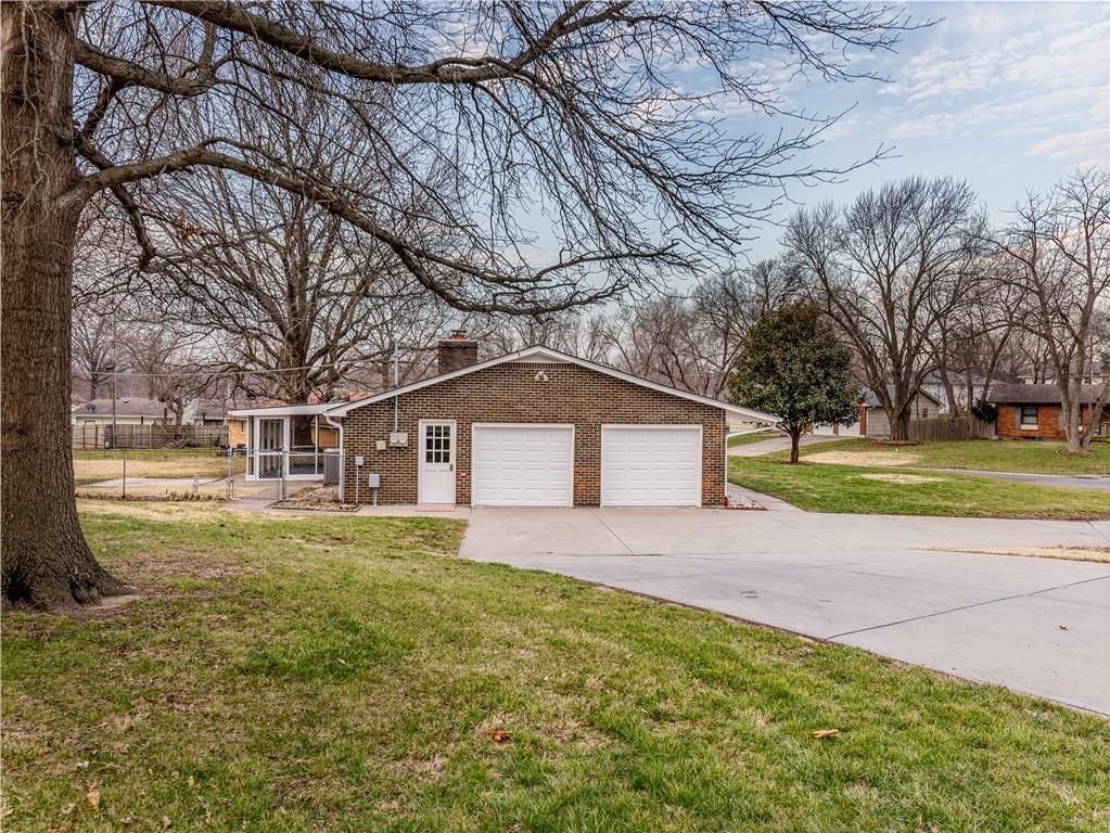 7417 N Highland Avenue — photo 2
