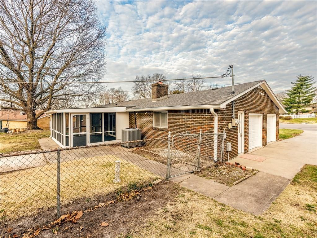 7417 N Highland Avenue — photo 4