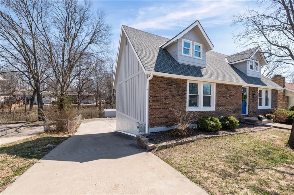 7637 N Stoddard Avenue — photo 2