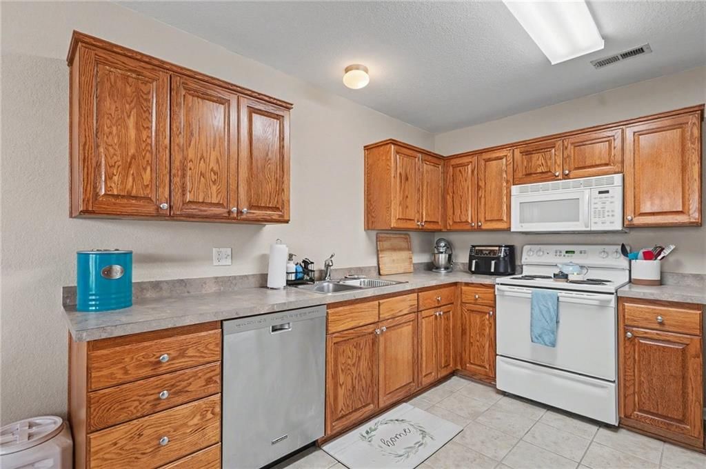 2343 Surrey Drive — photo 7