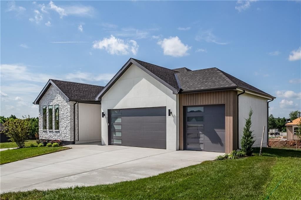 2604 NE Crestview Street, Blue Springs, MO: listing photo 2
