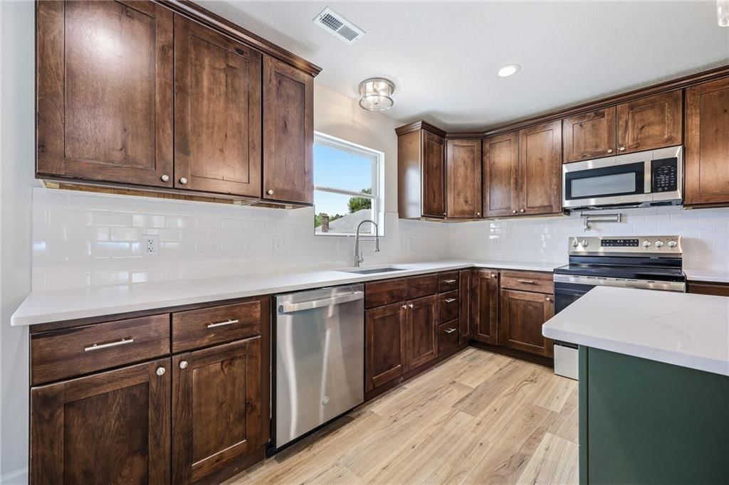 209 W 2nd Street — photo 12
