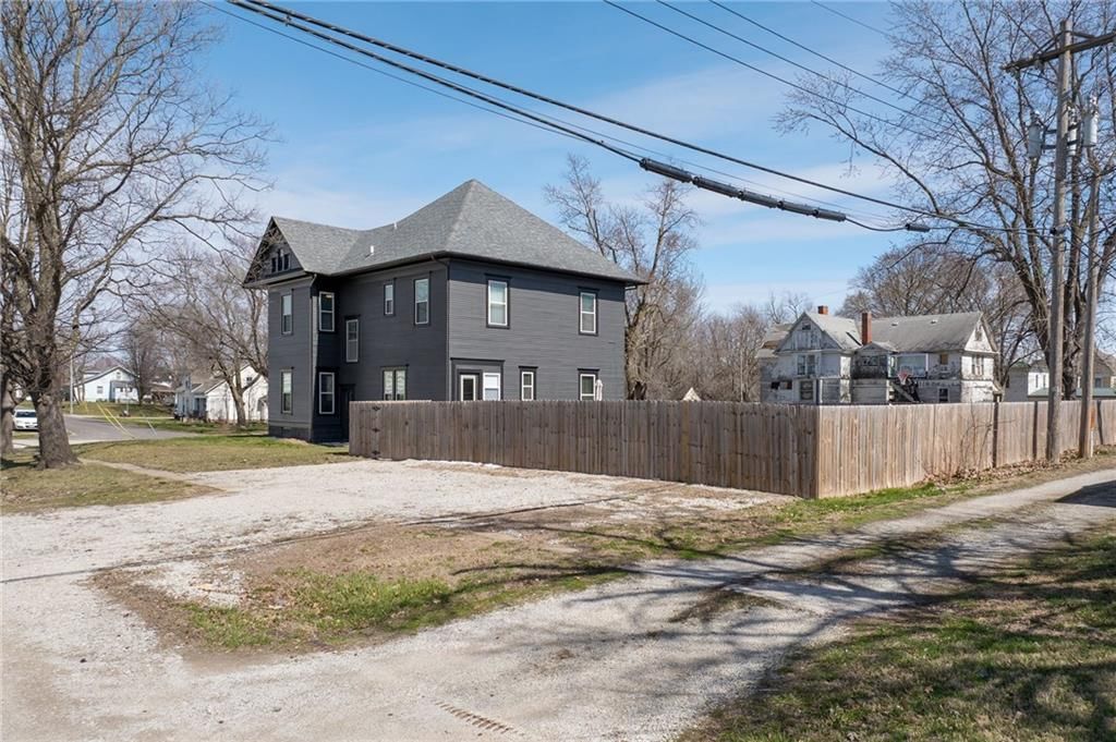 200 E Berry Street — photo 4