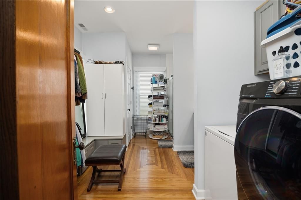 200 E Berry Street — photo 34