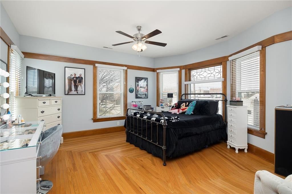 200 E Berry Street — photo 39