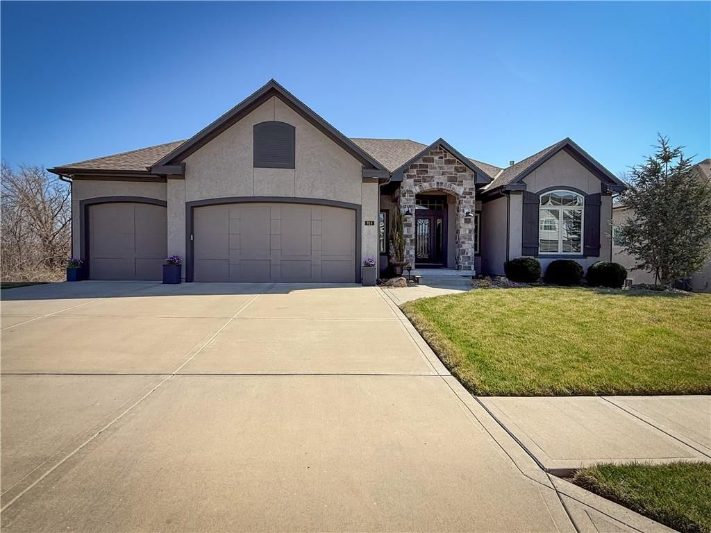 814 Creekmoor Drive — photo 2