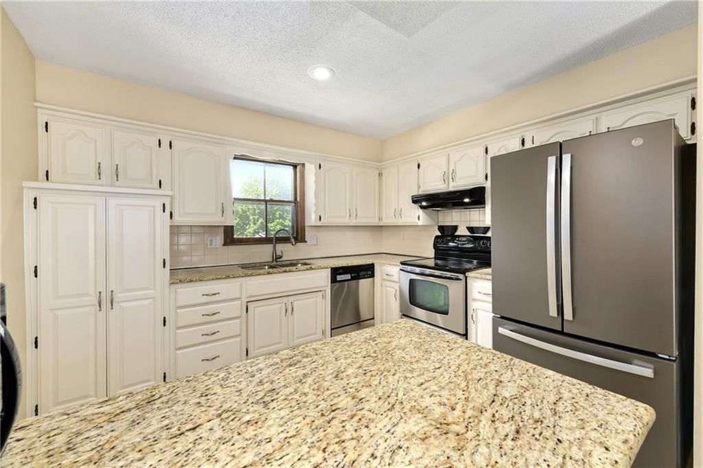 15906 W 154th Terrace — photo 11