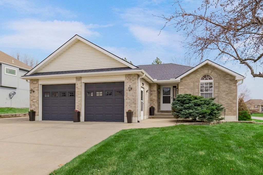 605 NW Silverstone Circle — photo 2
